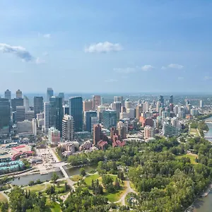 Apartment Guest Favorite Riverside Retreat- Walking Trails, Downtown Near Stampede! Free Banff Pass, Wine, Gym, Parking!, Calgary