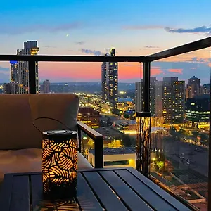 Apartment Luxury Downtown Sunset Getaway: Urban Oasis With Kitchen & Gym, Calgary